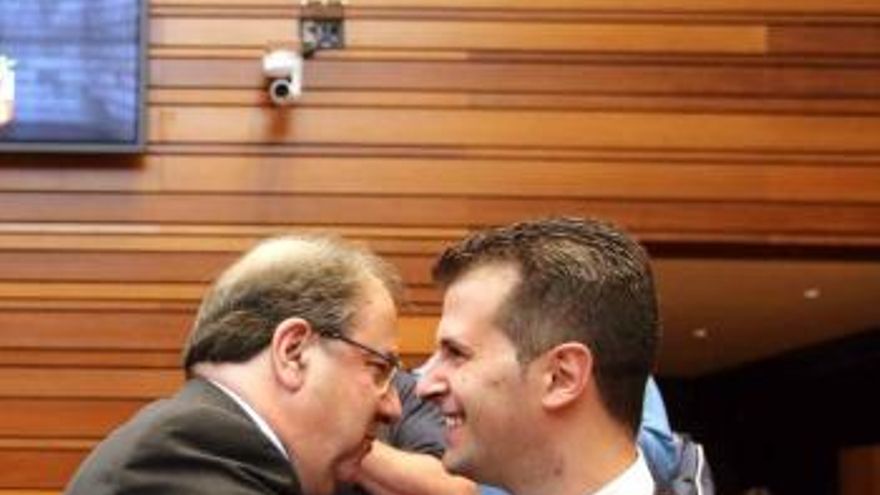 Miriam Chacón / ICAL El candidato a la Junta de Castilla y León, Juan Vicente Herrera, saluda al portavoz socialista, Luis Tudanca, antes de iniciar su intervención en el debate de investidura