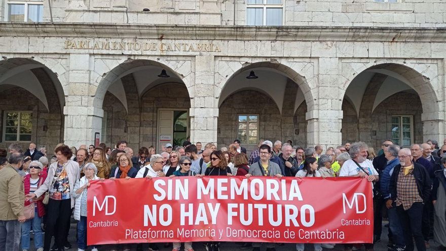 Una concentración ciudadana en Santander denuncia que "sin memoria no hay futuro"