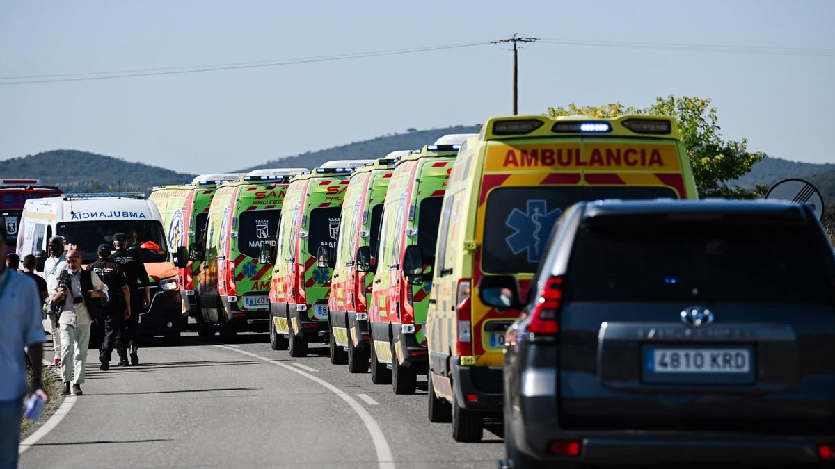 Ambulancias se dirigen a socorrer a las víctimas del accidente ferroviario en Urda, Toledo