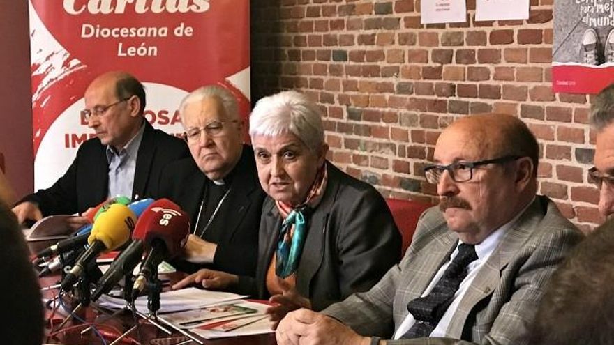 Beatriz Gallego, directora de Cáritas León, junto al obispo, Julián López, en la presentación de la memoria de 2018.