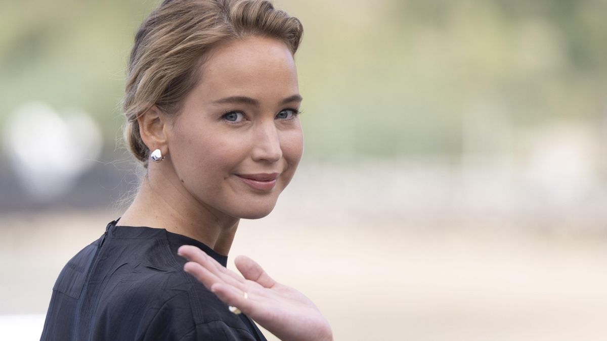 La actriz Jennifer Lawrence posa este viernes en el 73 Festival Internacional de Cine de San Sebastián, donde esta noche recibirá el Premio Donostia. EFE/ Javier Etxezarreta