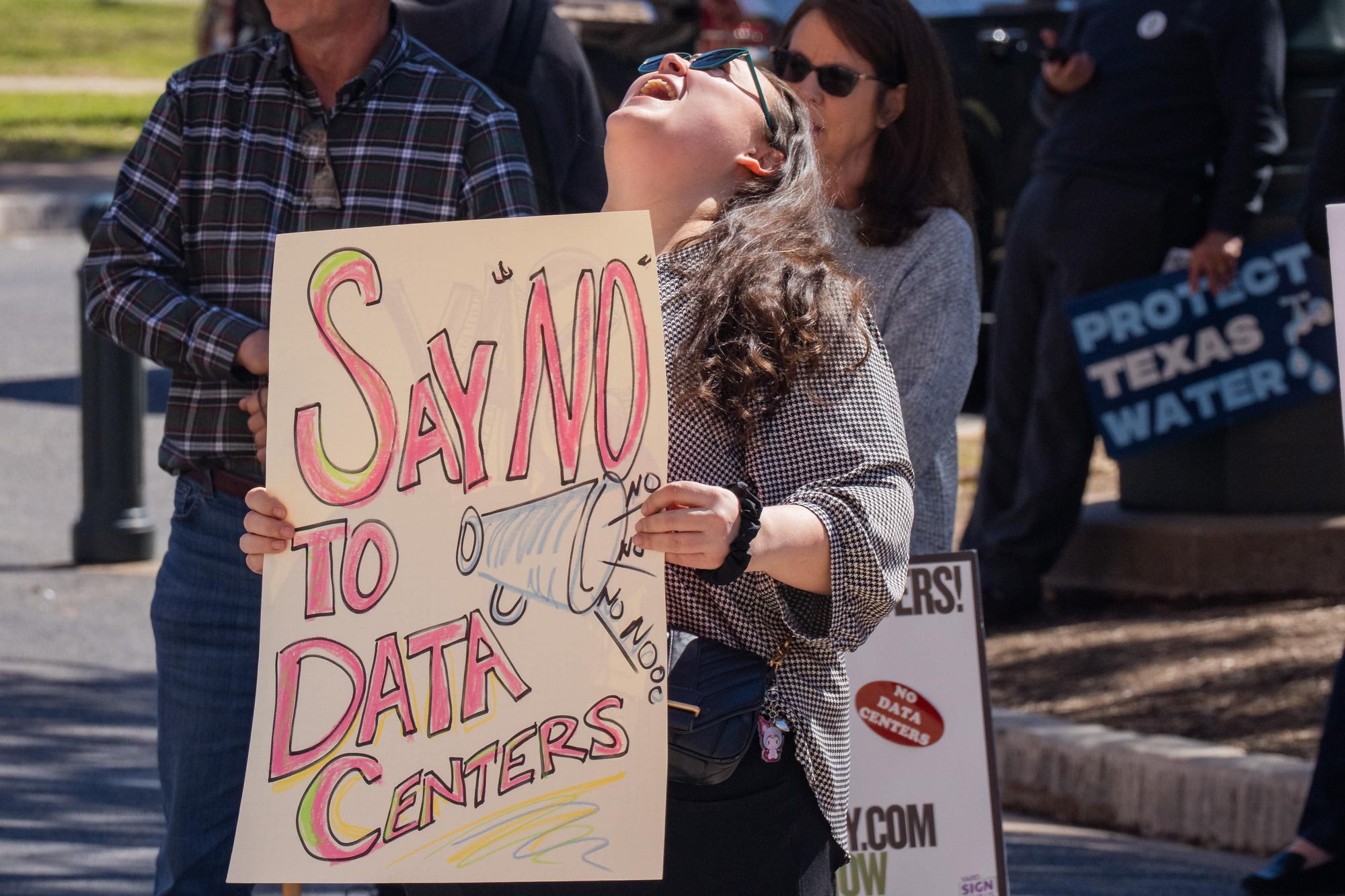 Christina Speasmaker, de Waco, corea un eslogan mientras grupos de defensa y miembros de la comunidad protestan contra las leyes relativas a los centros de datos frente al Capitolio de Texas, en Austin, el 23 de febrero de 2026.