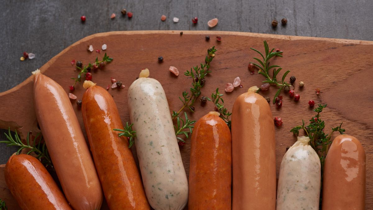 Las salchichas son el acompañamiento perfecto para la ensalada de patatas alemana