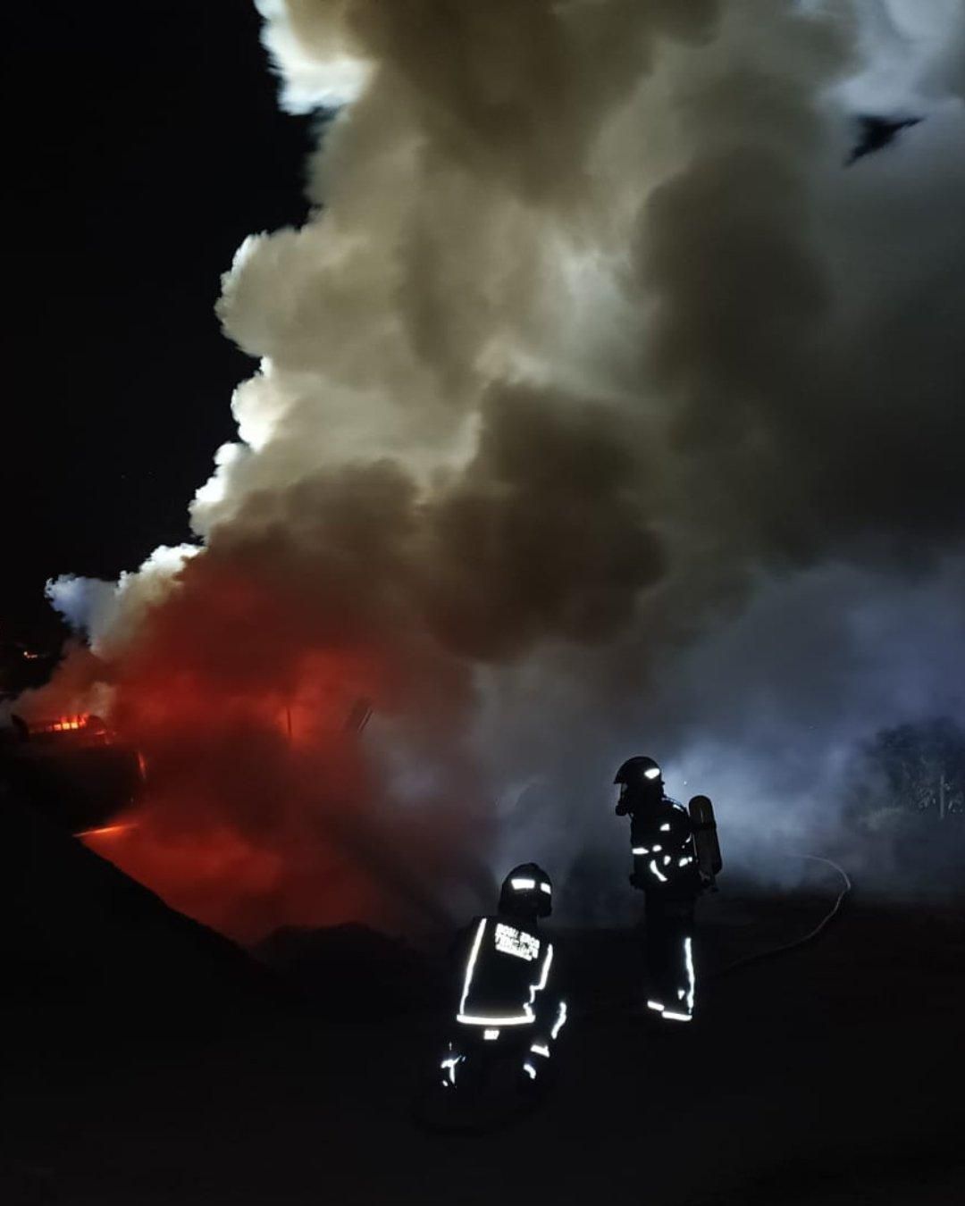 Bomberos de Tenerife intervienen en el incendio de una maquinaria de obra en la TF-61.