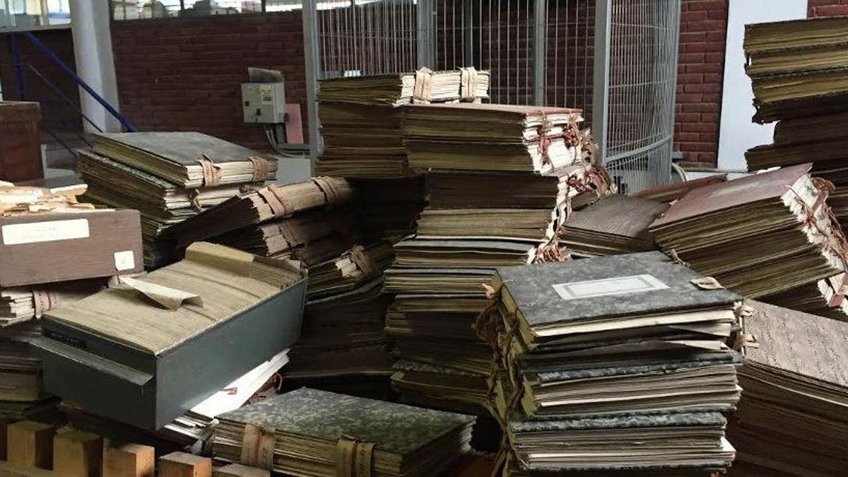 Documentos de la época franquista en el almacén de Candina.