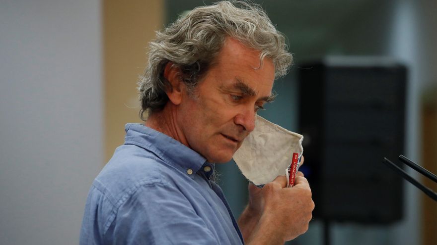 El director del Centro de Coordinación de Alertas y Emergencias Sanitarias, Fernando Simón, se retira la mascarilla antes de comparecer en rueda de prensa para dar cuenta de los últimos datos de la pandemia de coronavirus en España, este lunes en Madrid. EFE/Juan Carlos Hidalgo