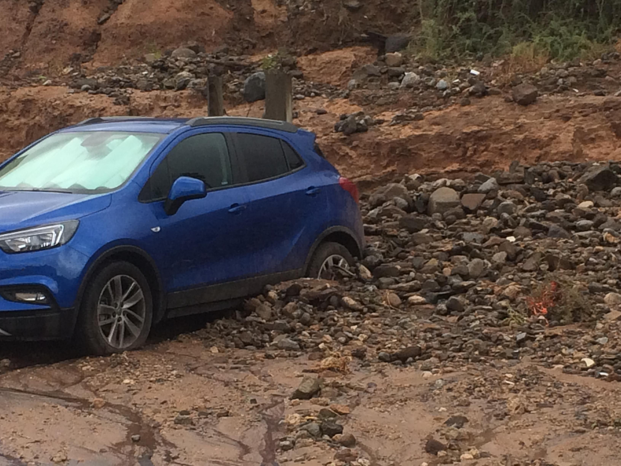 Coches atrapados por un lodazal en Las Palmas