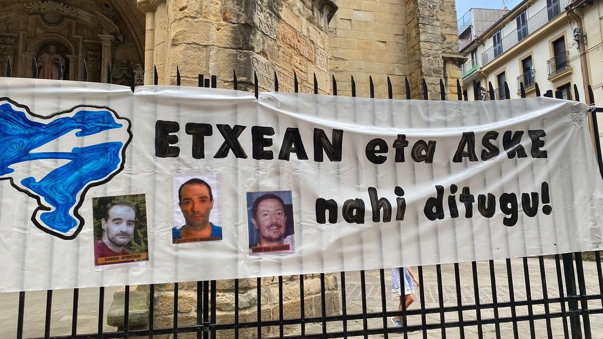 Pancarta a favor de la excarcelación de presos de ETA en la Parte Vieja donostiarra.