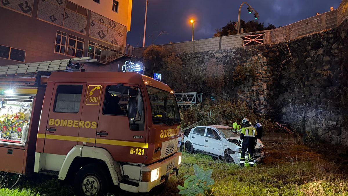 Un coche rompe un muro y se precipita desde más de 10 metros a un solar en Los Llanos de Aridane