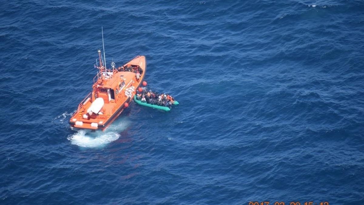 Salvamento Marítimo rescata a 55 personas de la patera avistada a 40 millas al sur de Málaga