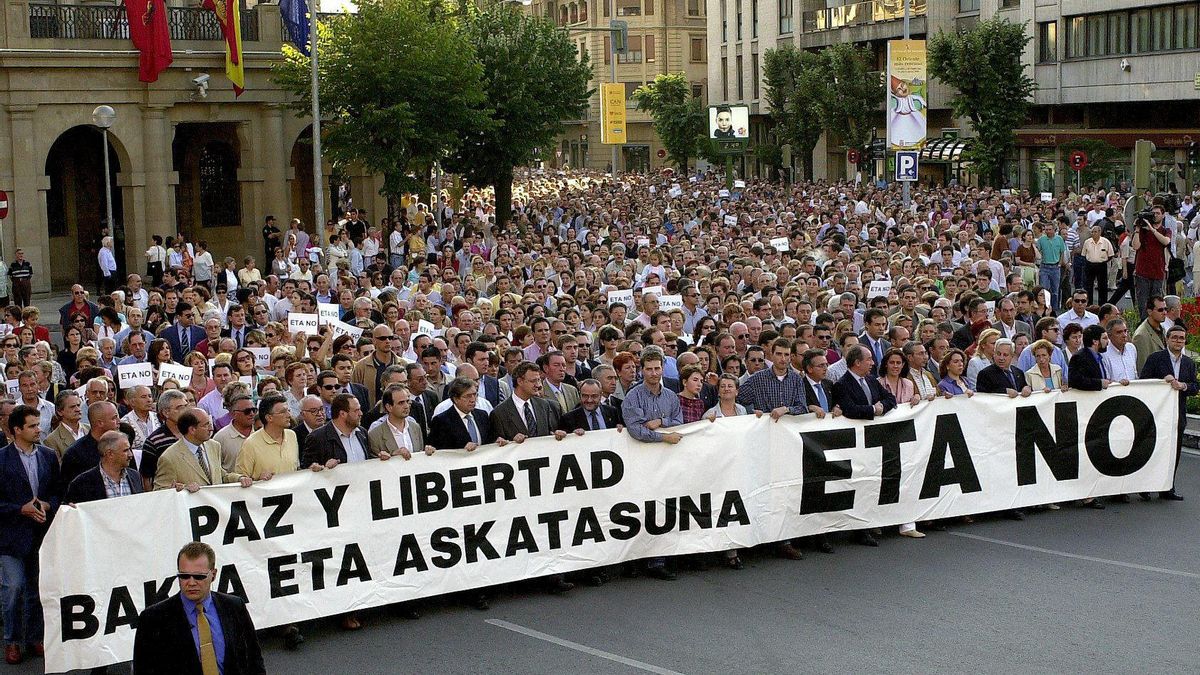 Miles de personas participaron en la manifestación que, convocada por el Gobierno y el Parlamento de Navarra tras los asesinatos del edil de UPN José Javier Múgica