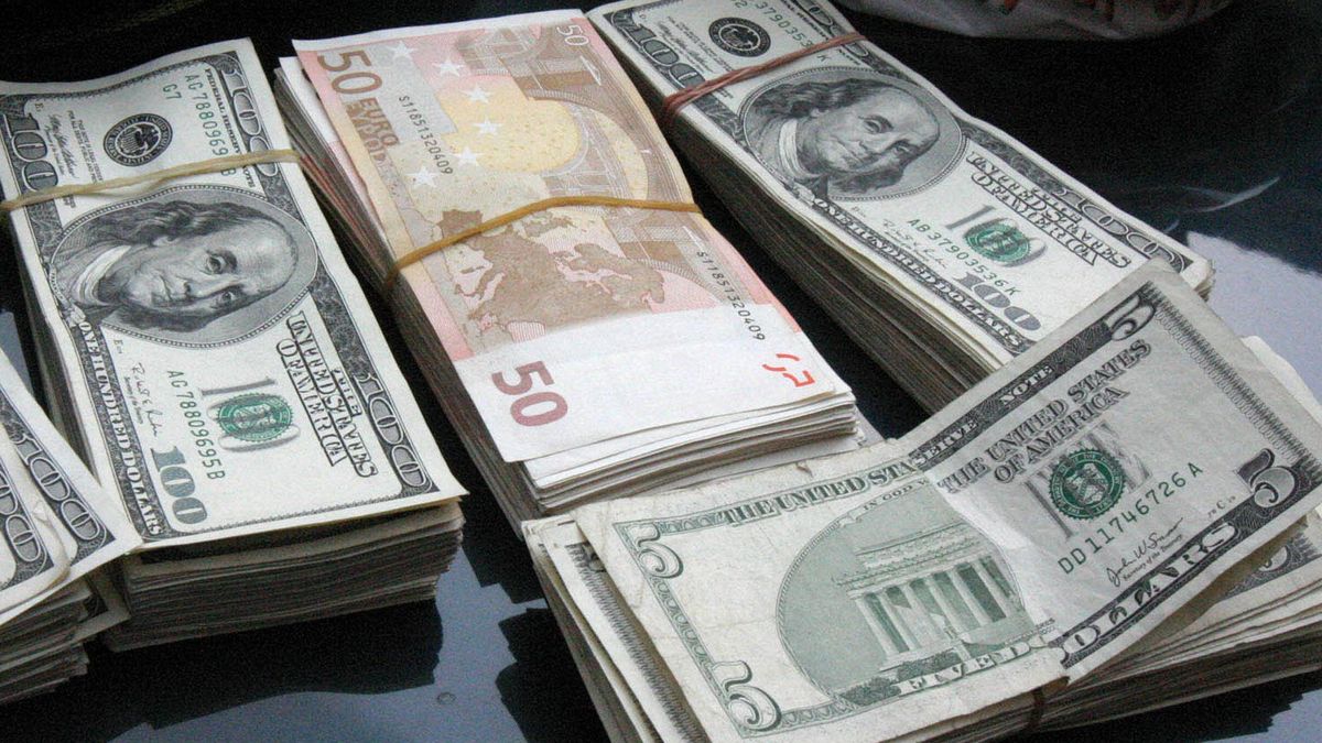 Fotografía de archivo de billetes de euro y dólar.  EFE/Mario Guzmán