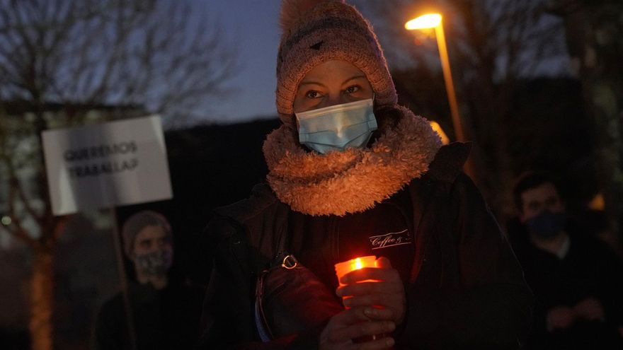Una mujer protesta frente a la residencia de Feijóo.