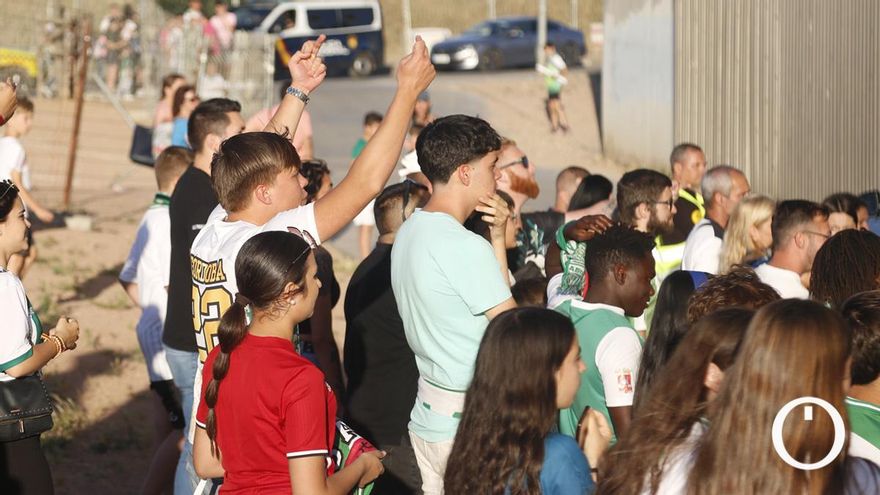 La afición del Córdoba CF vuelve a protestar a la salida de los jugadores de El Arcángel