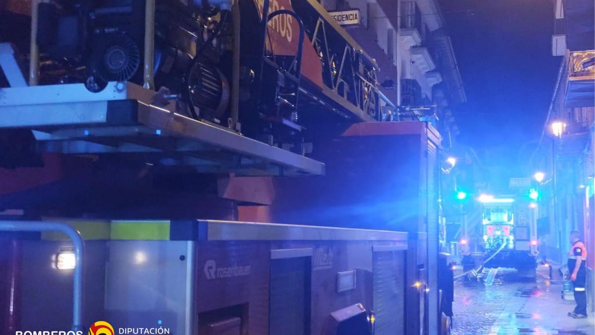 Un incendio en un hotel en obras de Jaca obliga a desalojar viviendas y comercios en el casco antiguo