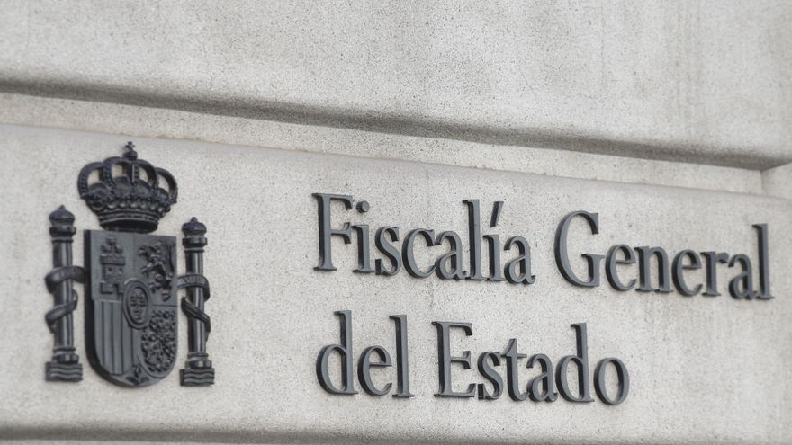 Cartel en la fachada del edicifio de la Fiscalía General del Estado.