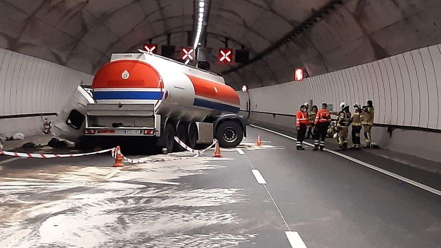 Un camión cisterna con gasoil se estrella en el interior de un túnel en la Supersur