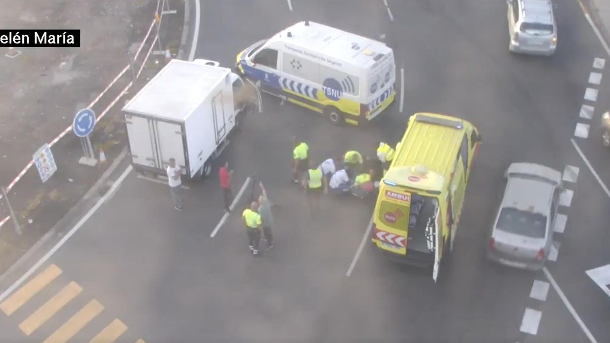 El hombre, siendo atendido por los servicios de emergencias en el lugar del accidente.