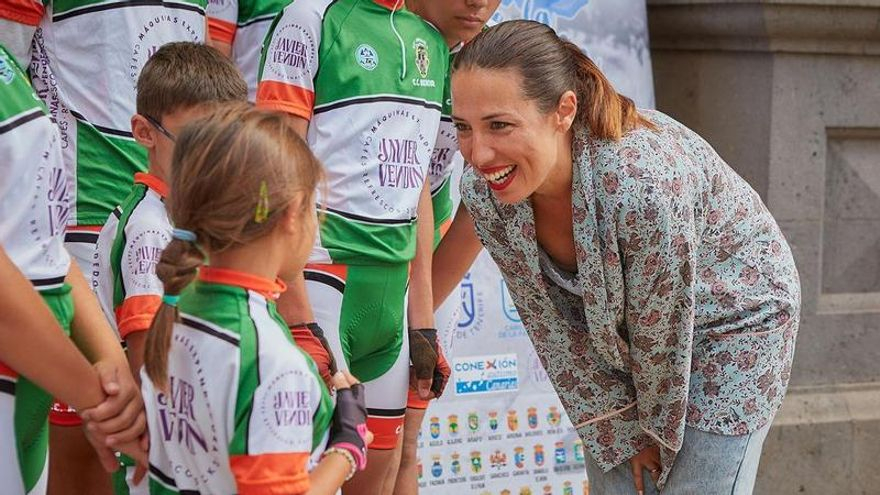 La alcaldesa Patricia Hernández durante la recepción a los jóvenes ciclistas. 