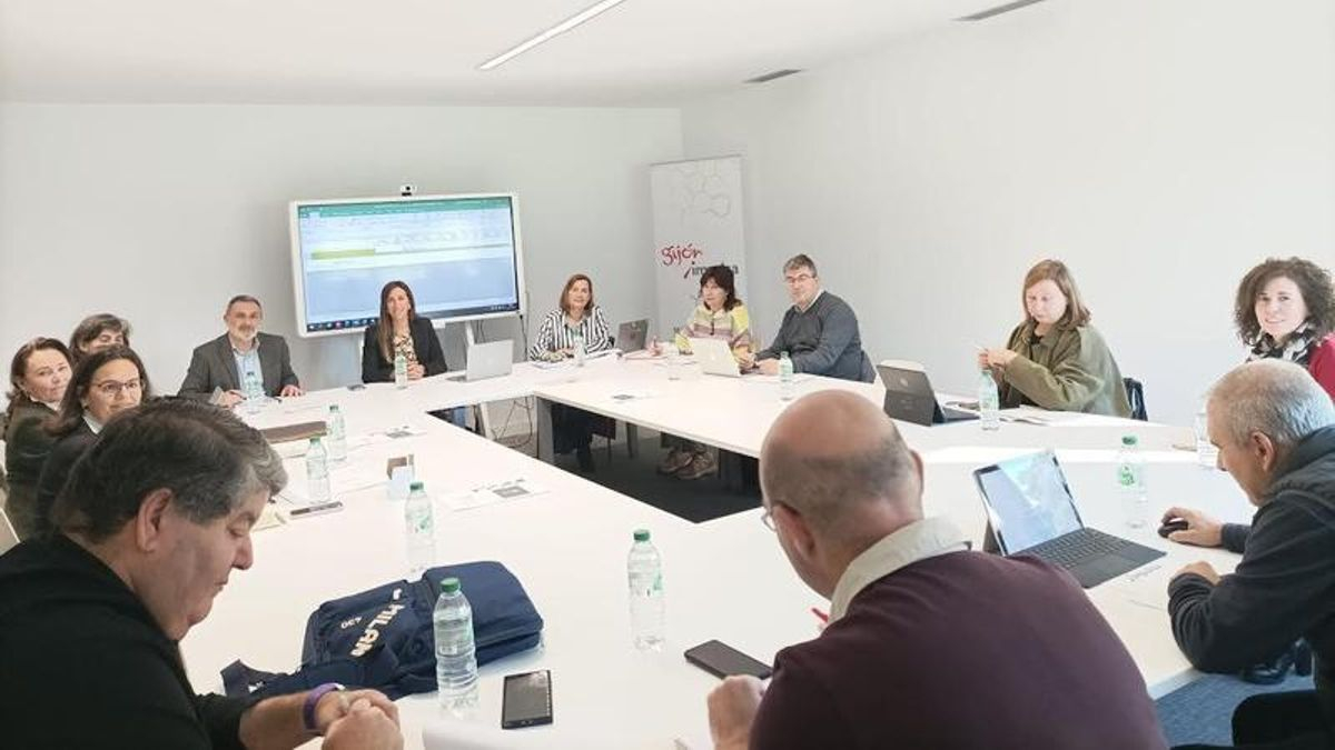 Un momento de la reunión del jurado durante la deliberación de los premios.