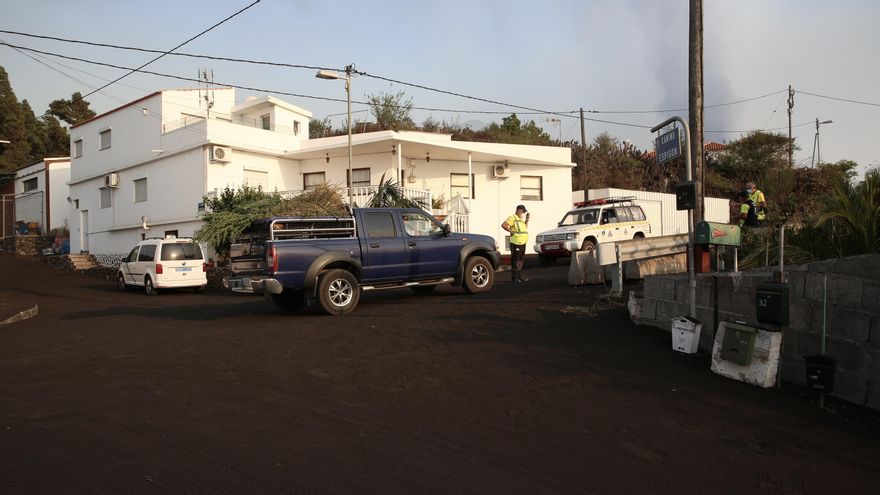 Vecinos de Tacande de Arriba acuden a sus viviendas a recoger enseres y asegurar espacios. (ALEJANDRO RAMOS)