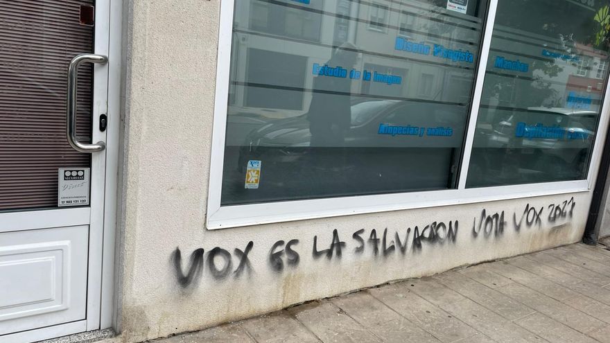 Pintada en el edificio de la sede provincial del PSOE de Lugo