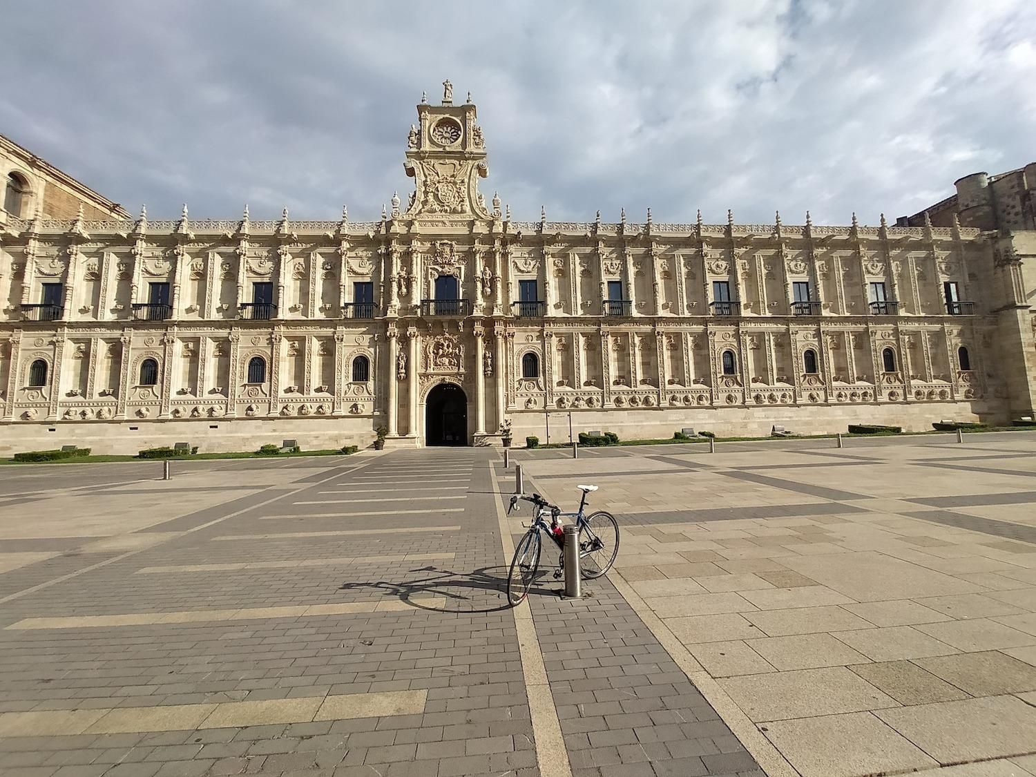 Fachada del Parador de San Marcos de León.