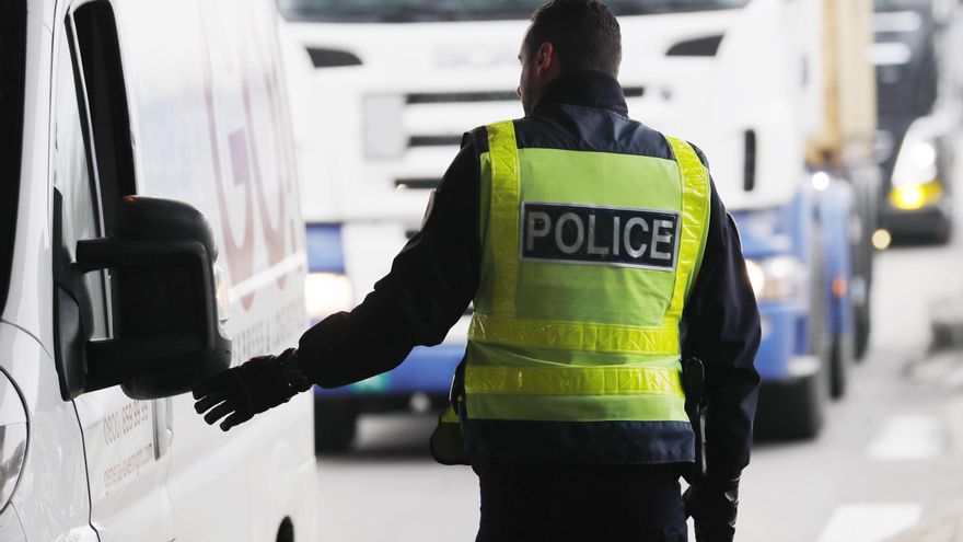 Un policía monta guardia en un control fronterizo en Lauterbourg (Francia). EFE/ Ronald Wittek/Archivo