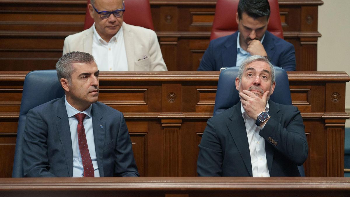 Clavijo, a la derecha, junto a su vicepresidente, este jueves en la tercera jornada del Debate sobre el Estado de la Nacionalidad.