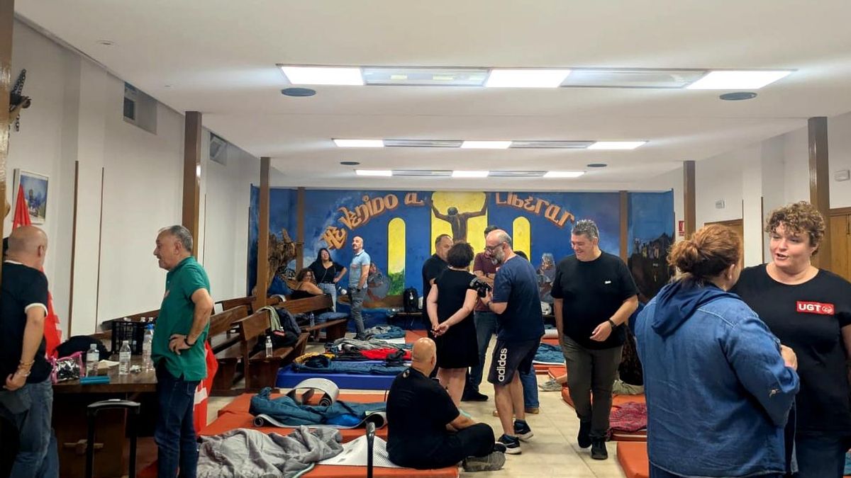 Interior de la parroquia durante el encierro nocturno de UGT y CCOO