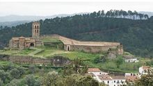 La impresionante mezquita coronando el pueblo, con sus primeras casas en su falda.