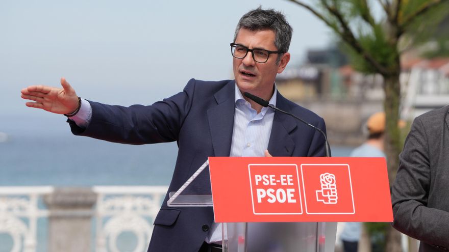 El ministro de la Presidencia, Relaciones con las Cortes y Memoria Democrática, Félix Bolaños, interviene durante un acto político del PSE-EE, a 27 de abril de 2023, en San Sebastián, Guipúzcoa, País Vasco (España).