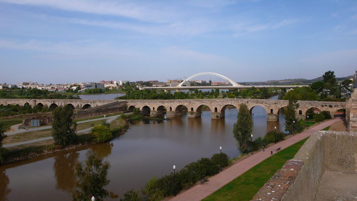 Puente romano de Mérida desde los muros del Dique y la Alcazaba. Este es uno de los puentes históricos más importantes de España.