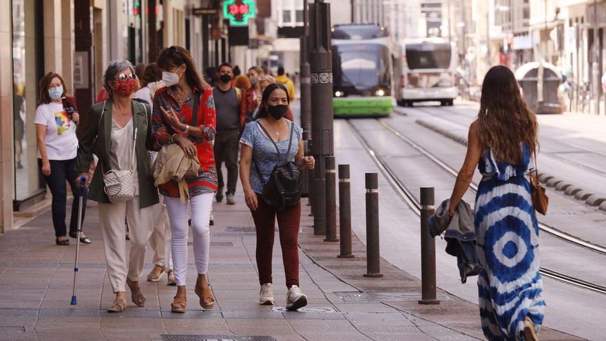 Personas con mascarilla en Vitoria en los exteriores del Parlamento Vasco