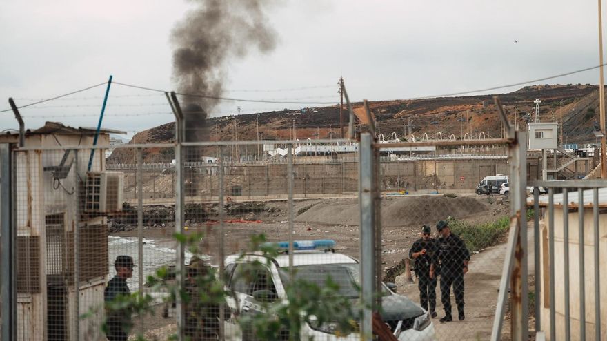 Fuego en el otro lado de la frontera. Agentes marroquíes queman algunas pertenencias de los migrantes retornados "voluntariamente".