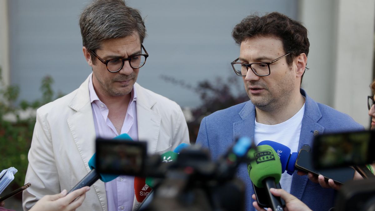 Atencion a los medios por parte del vicerrector Juan José Giner y el delegado de Educación, Diego Copé.