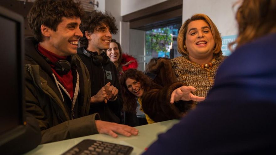 Javier Ambrossi, Javier Calvo y Brays Efe en el rodaje de Paquita Salas