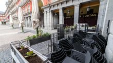 Sillas apiladas de las terrazas de la Plaza Mayor de Madrid. / Joaquín Corchero / Europa Press