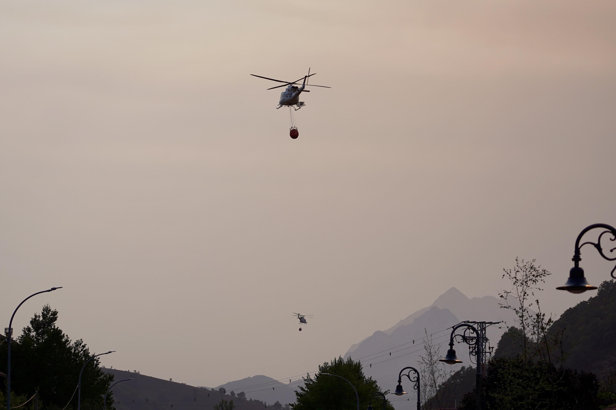 Dos helicópteros se dirigen hacia las llamas en Boca de Huérgano.