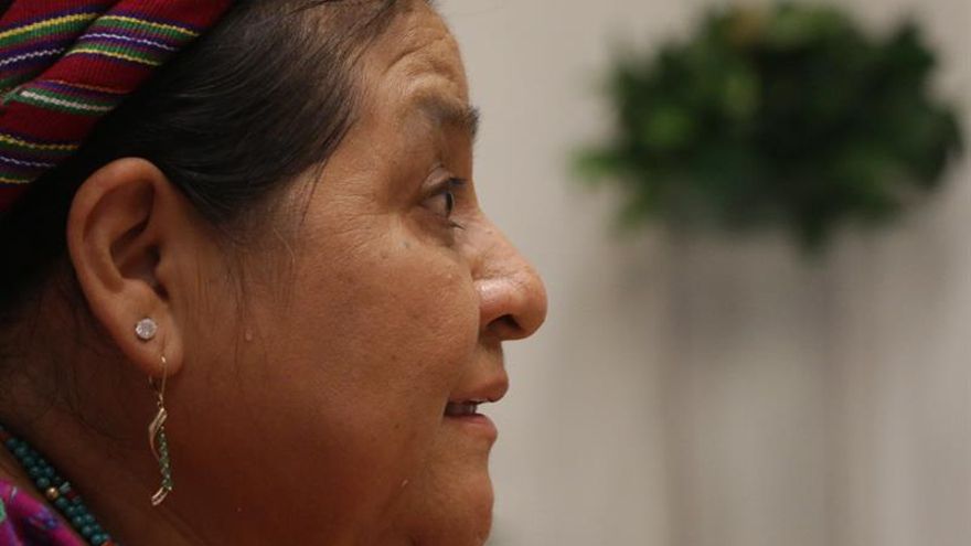 La nobel de paz Rigoberta Menchú habla en entrevista con Efe este sábado, durante la clausura del Women Economic Forum en Cartagena (Colombia).