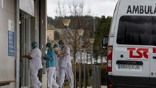 Sanitarios a las puertas del Hospital de Igualada