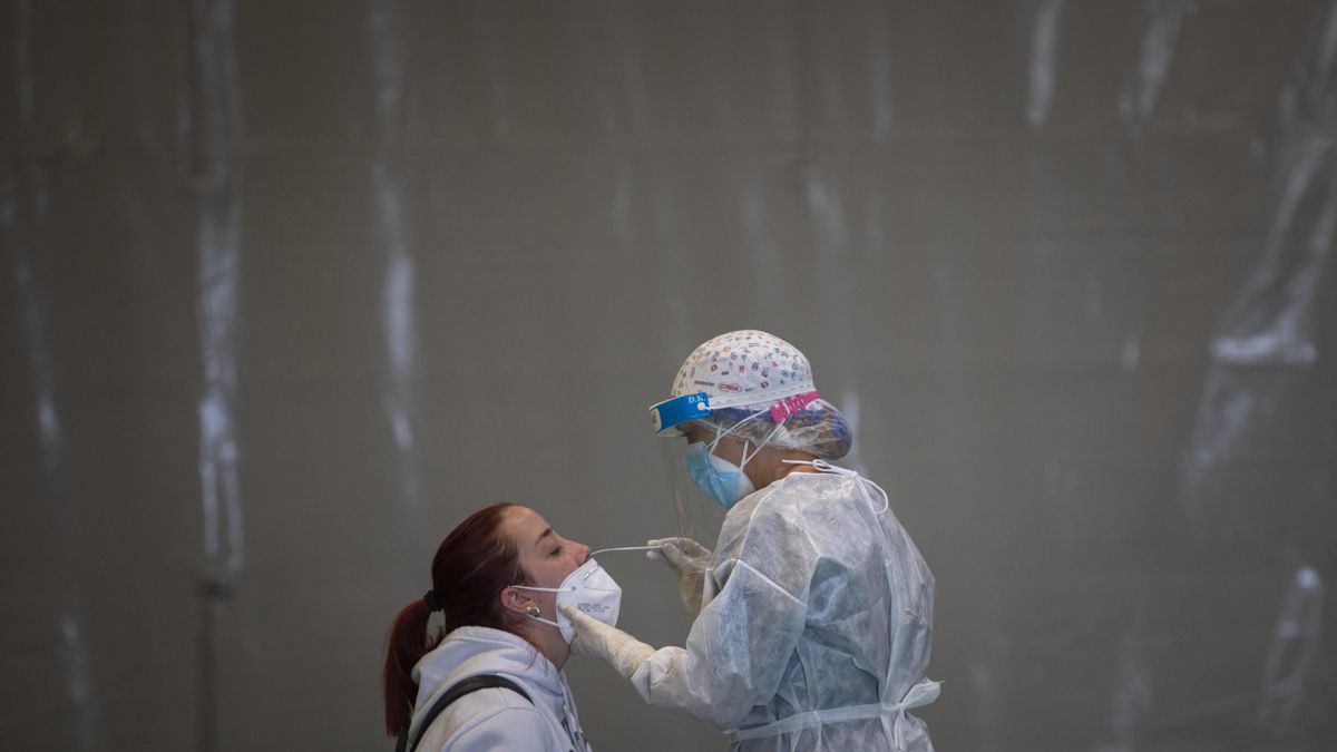 Sanitarios trabajando durante las pruebas de cribado de covid-19 con test de antígenos