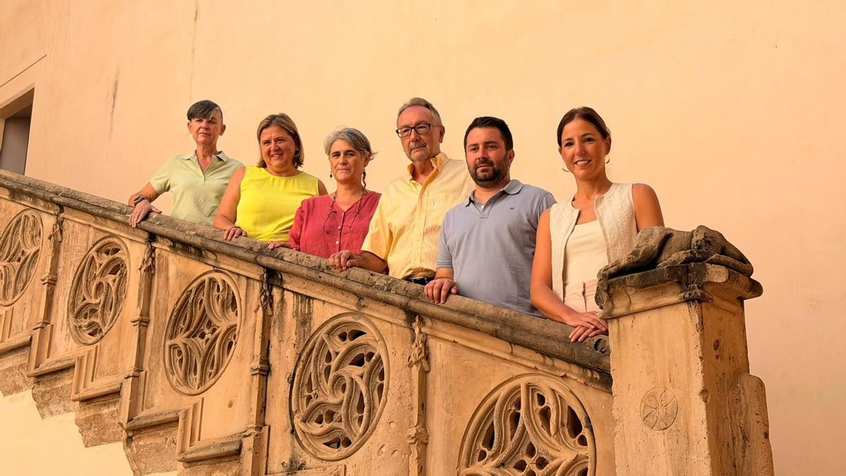 La vicepresidenta del Consell, Antonia Roca, el director general de cultura del Govern, Llorenç Perelló y el equipo liderado por Gabriel Ensenyat y Helena Inglada durante el anuncio de la nueva campaña arqueológica.