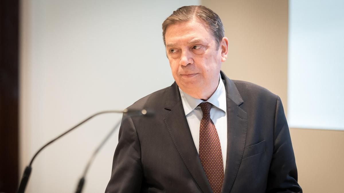 Luis Planas confirma que "hay muchas posibilidades" de que el origen del foco de peste porcina esté en un bocadillo