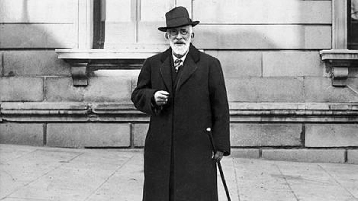 Gumersindo de Azcárate en las inmediaciones del Congreso de los Diputados.