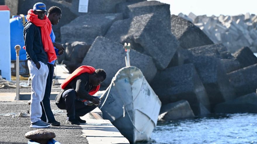 Dos fallecidos entre las personas socorridas de un cayuco próximo a El Hierro