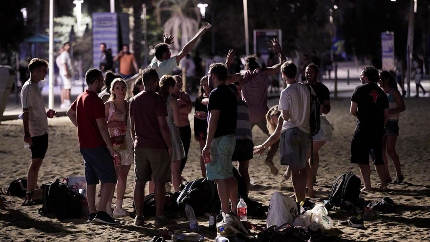 Ambiente este viernes en la playa de la Barceloneta en la noche que entra el toque de queda nocturno desde la 1 de la madrugada hasta las 6 de la mañana