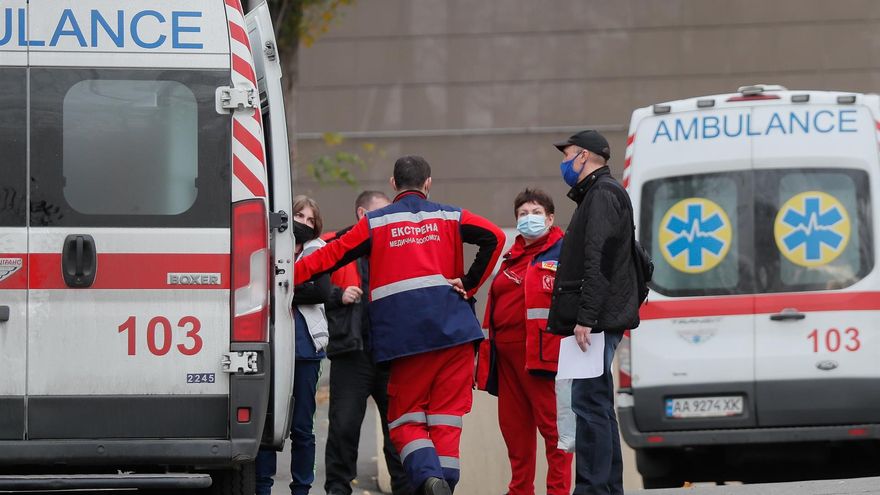 Ambulancias delante de un hospital de Kiev.
