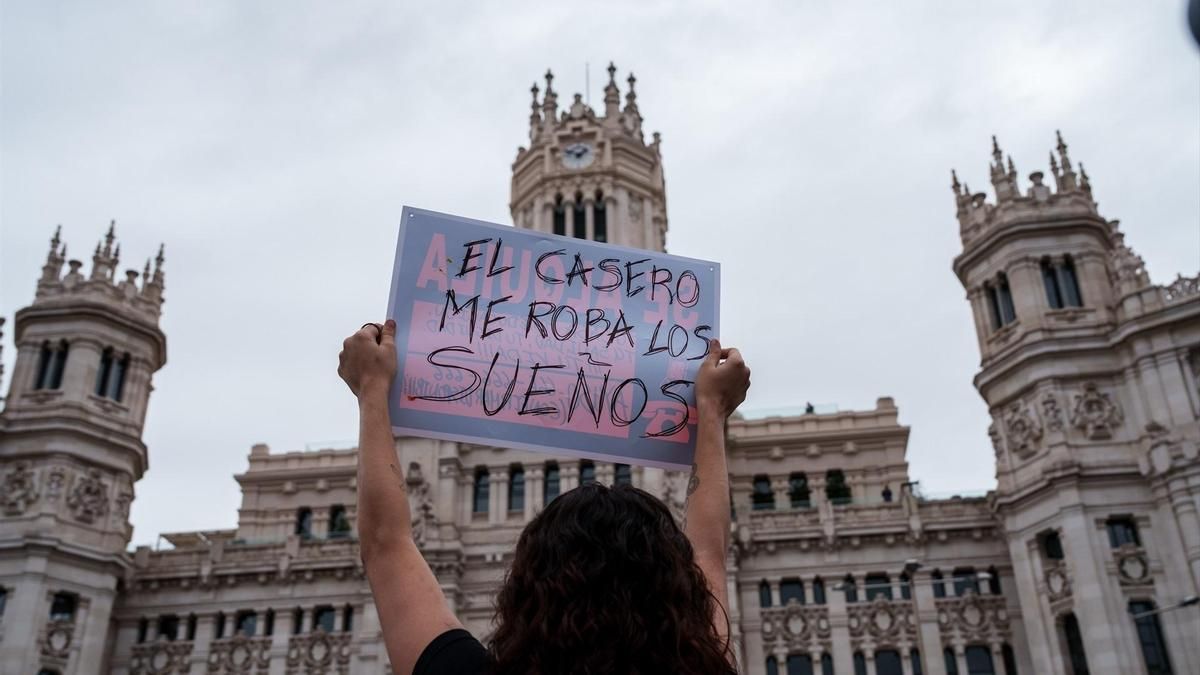 Una persona sostiene una pancarta con lema 'El casero me roba los sueños' durante la manifestación para exigir una reducción del precio de los alquileres de la vivienda, a 3 de octubre de 2026, en Madrid (España).