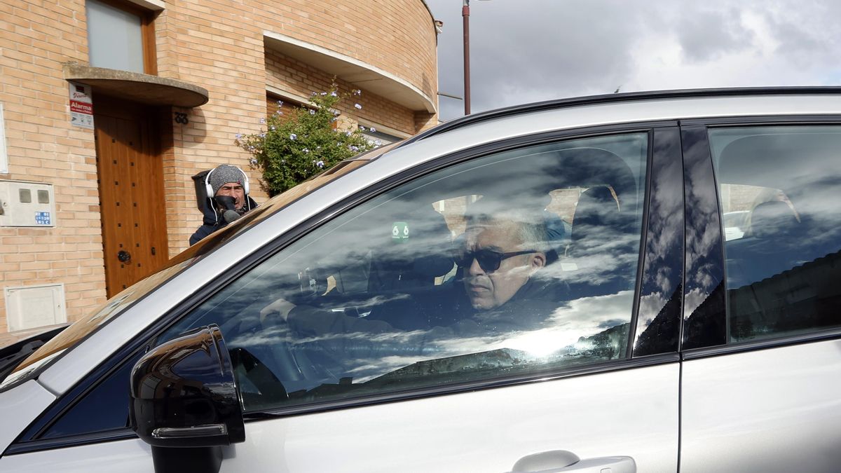 El ex secretario de Organización del PSOE Santos Cerdán llega conduciendo su vehículo a su domicilio en la localidad navarra de Milagro este jueves.